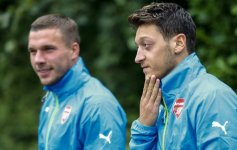 lukas podolski - mesut özil.jpg